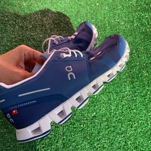 On Cloud women’s running shoe size 7.5
